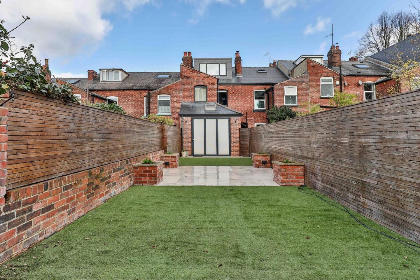 Spacious, High Spec & Modern * Sheffield
