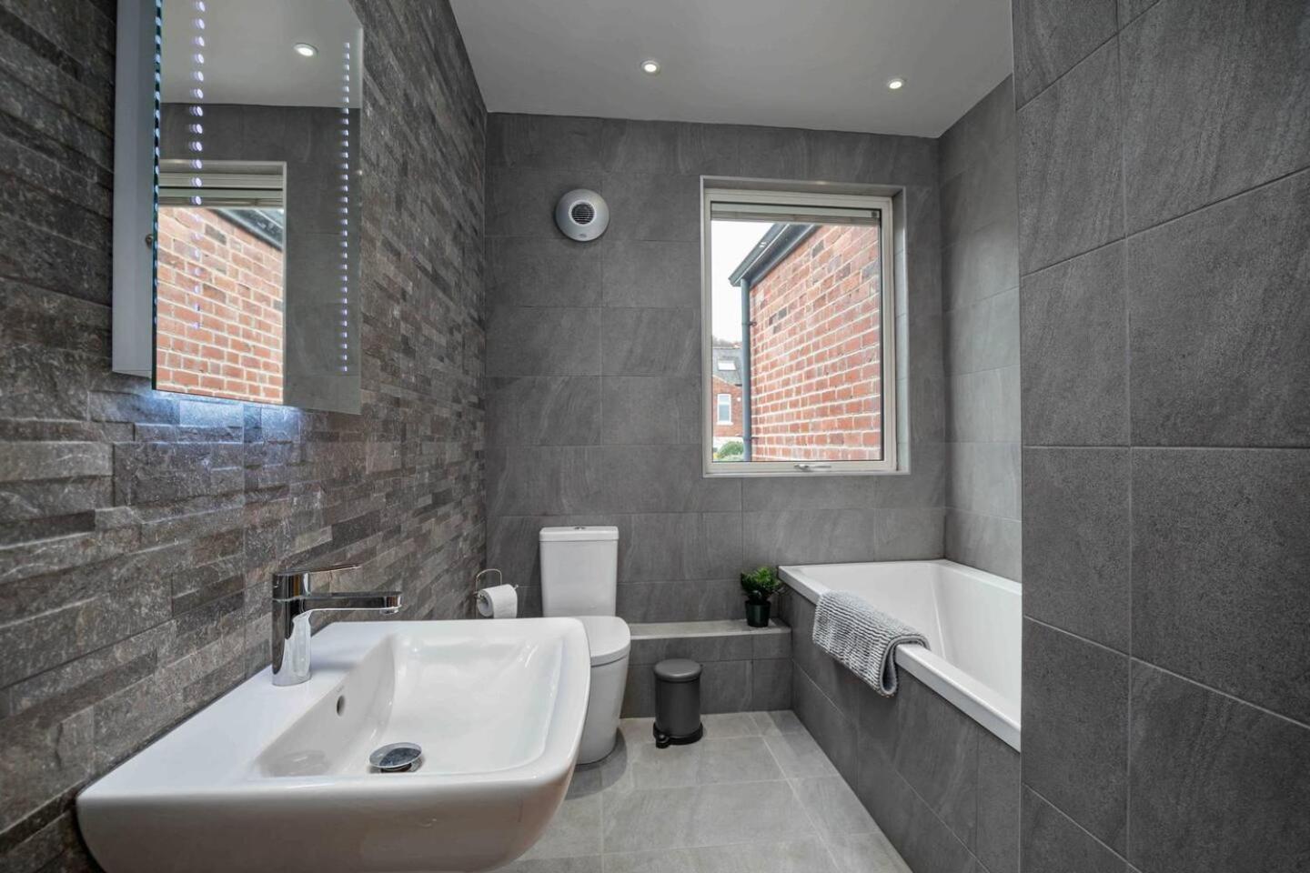 Spacious, High Spec & Modern * Sheffield