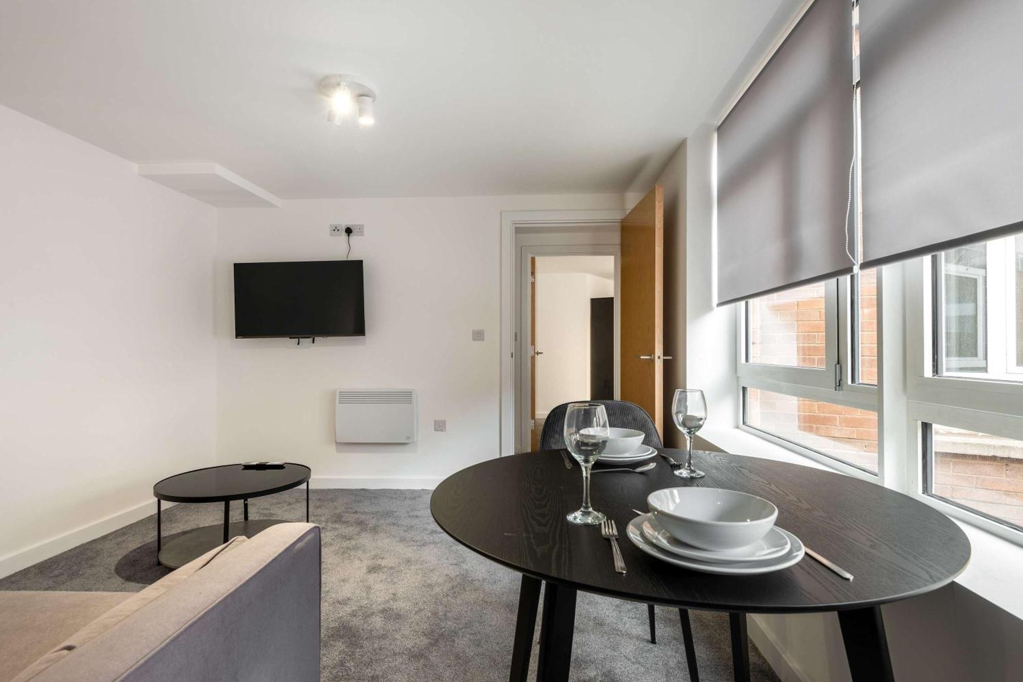 Fabulous 1 Bedroom In Apartment *