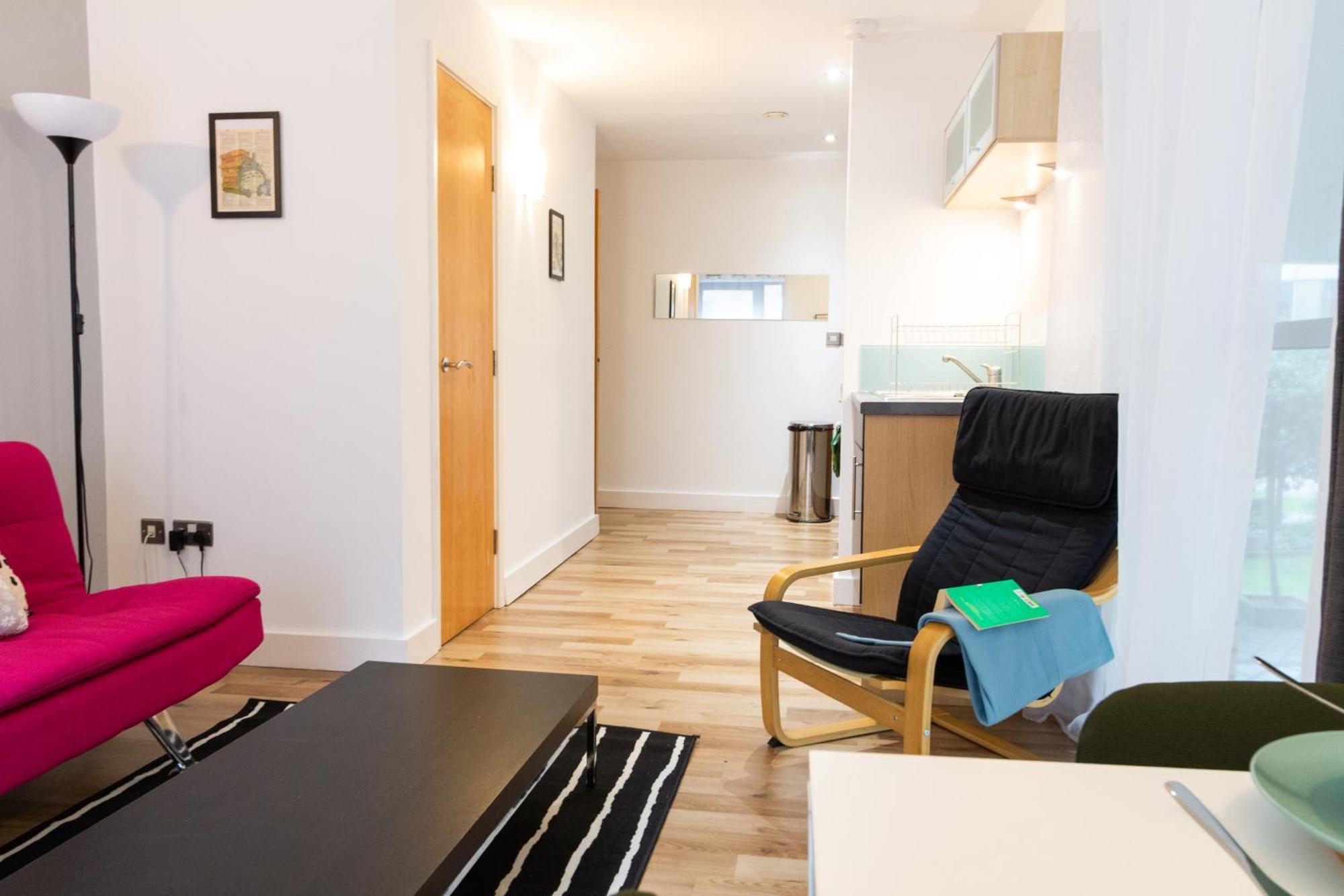 Cosy Escape - 1bed With Balcony Apartment *