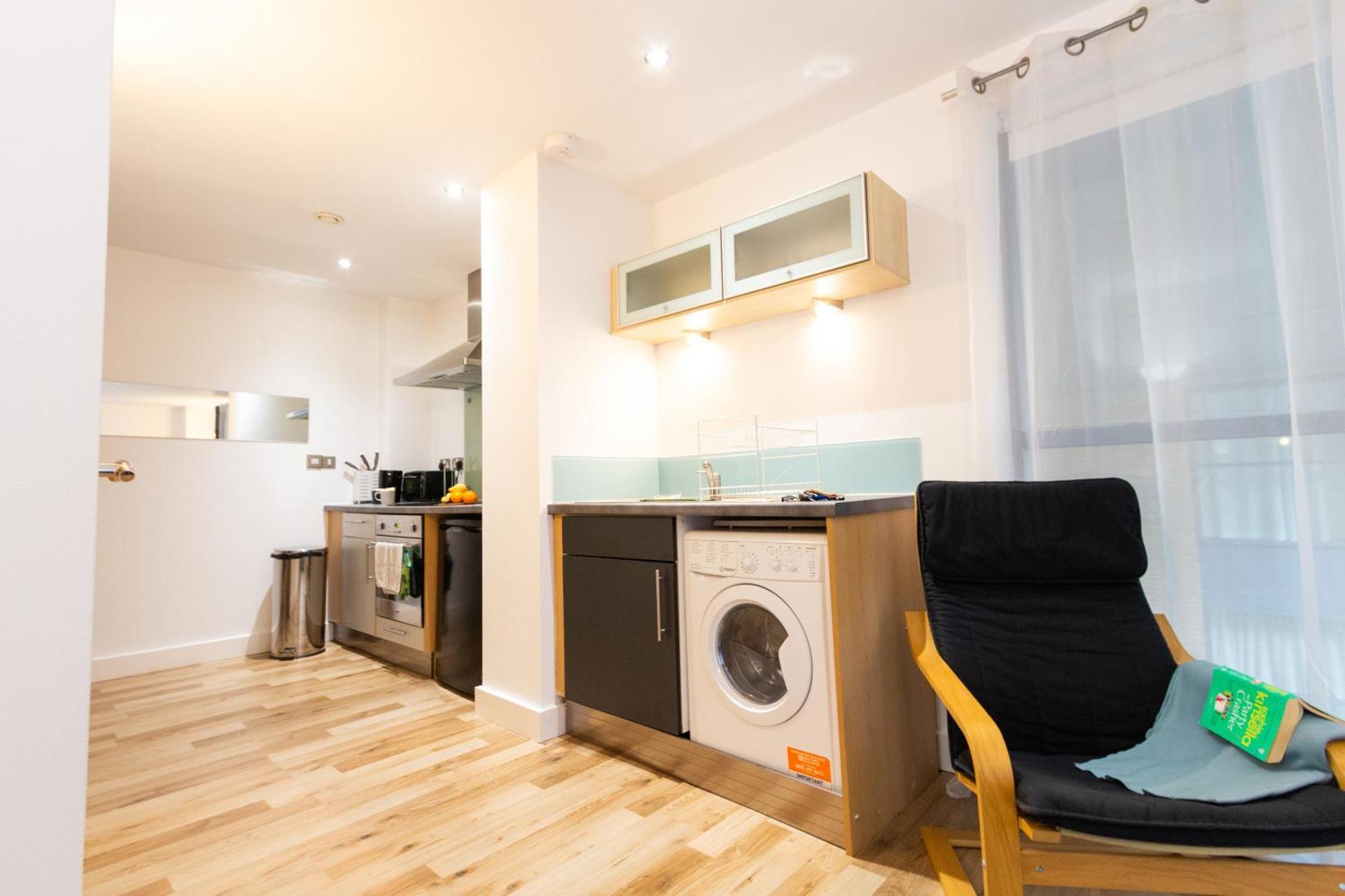 Cosy Escape - 1bed With Balcony Apartment