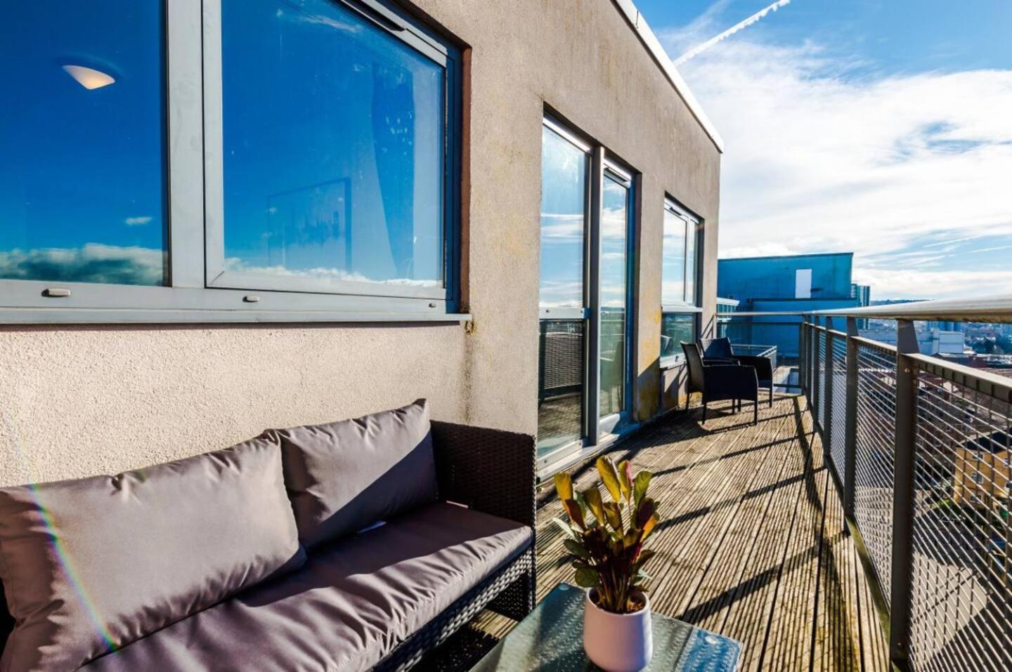 High-spec Penthouse Free Parking Space Apartment