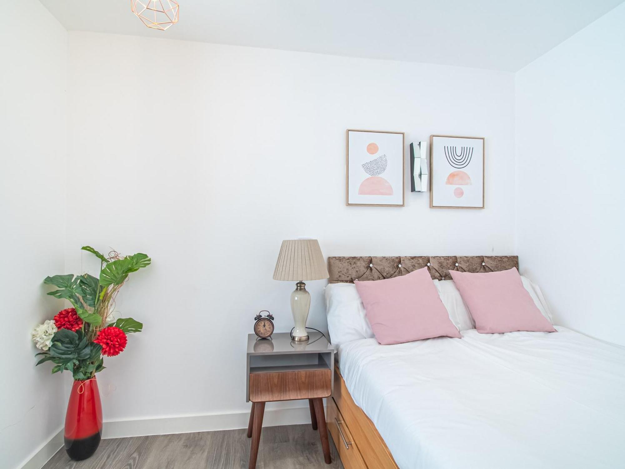 Cozy Urban Escape In Apartment *