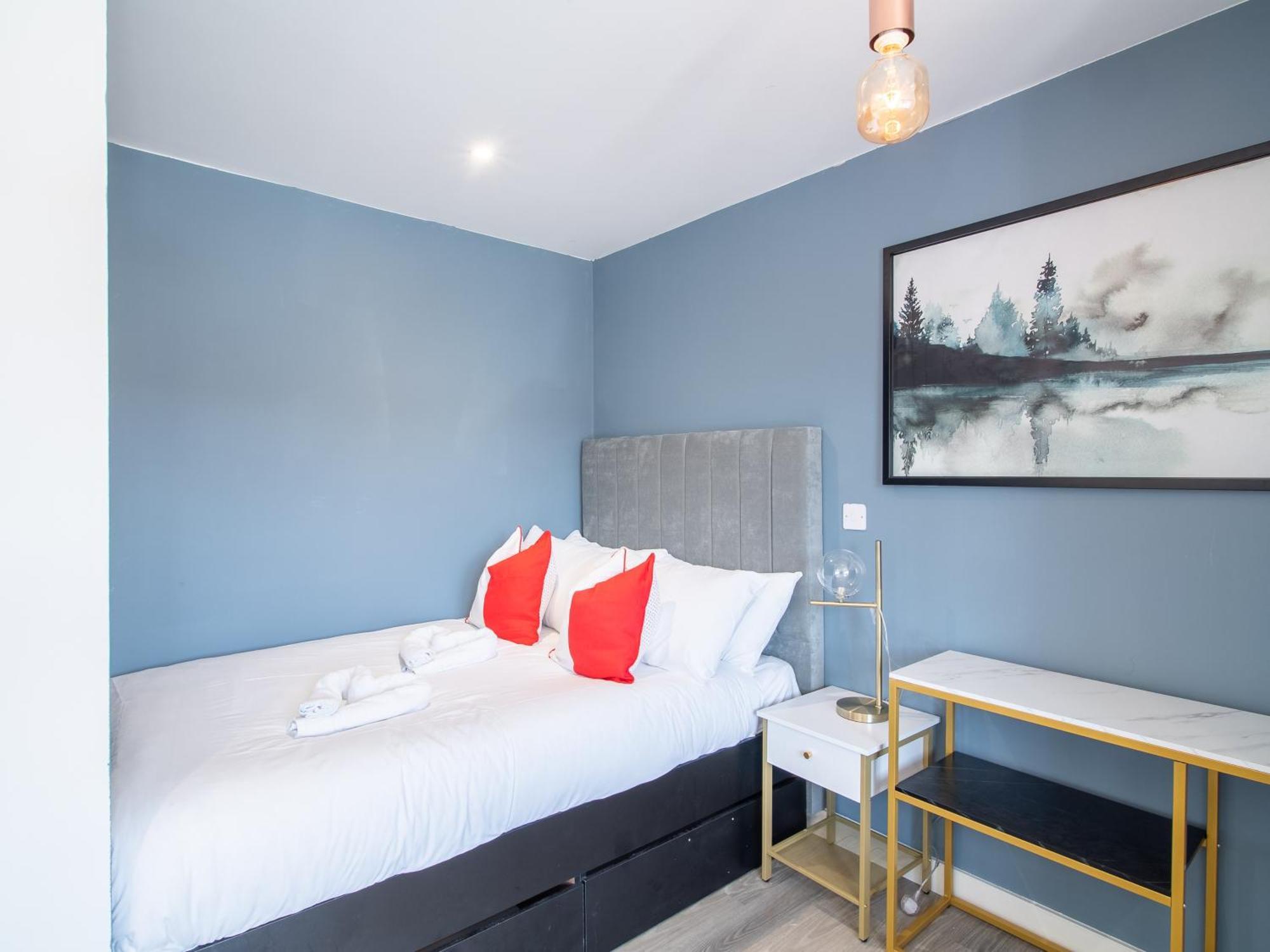 Deluxe By Centre * Sheffield