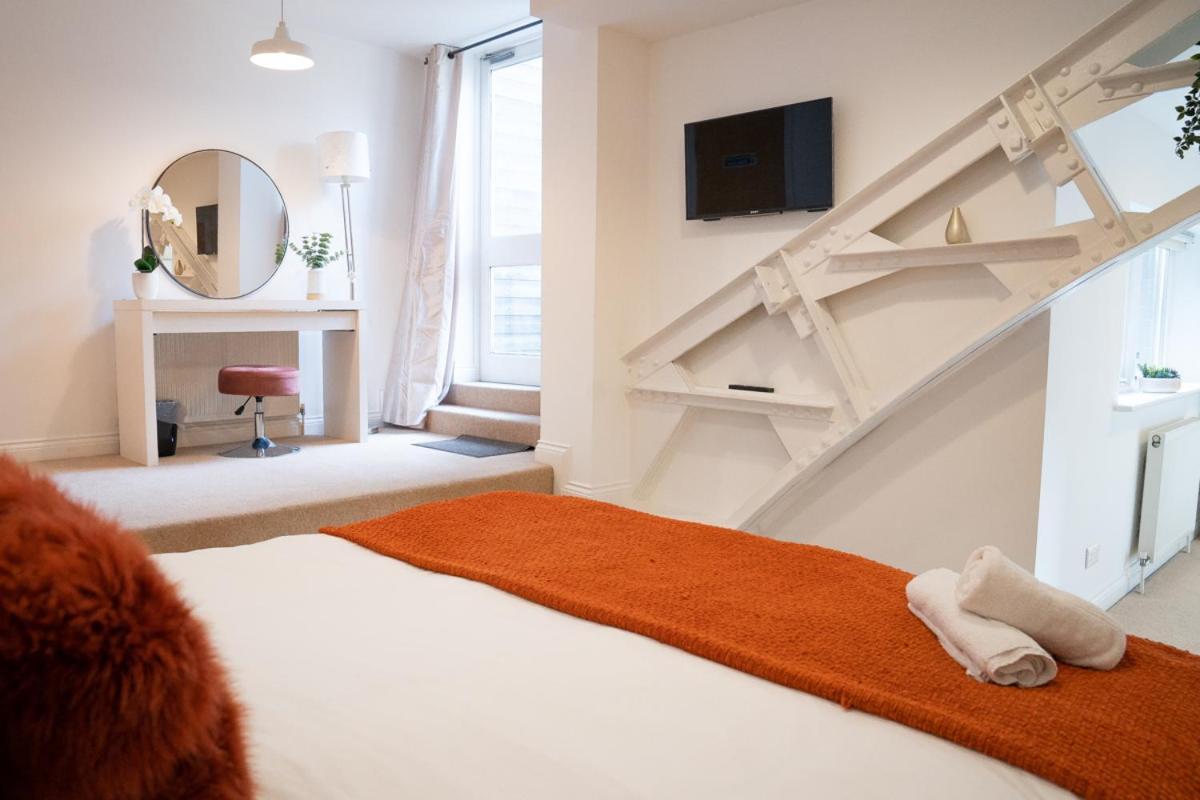 The Amazing Triplex - Centre - Free Parking Apartment