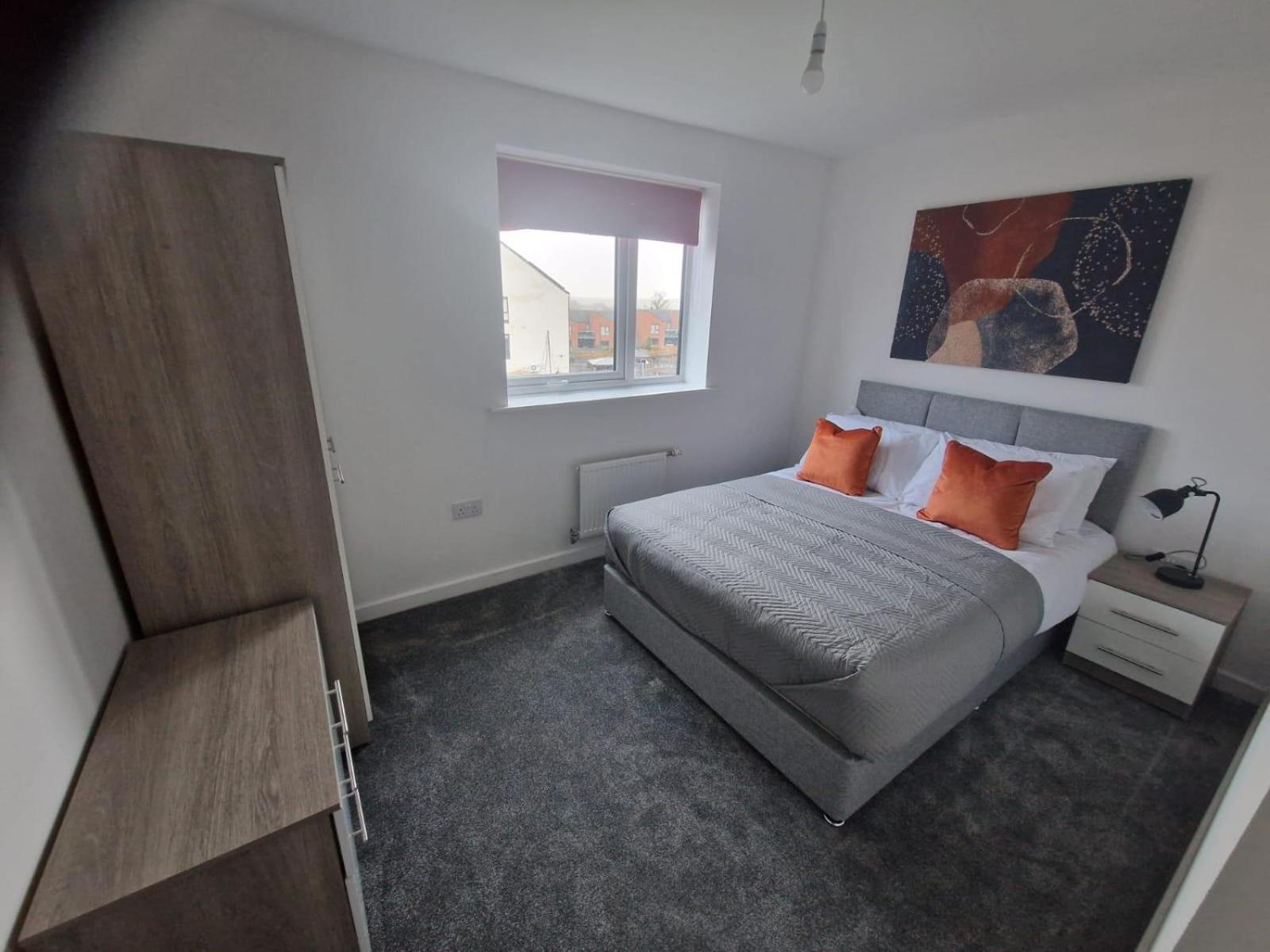 Serenity House With 5 Bedrooms Holiday home