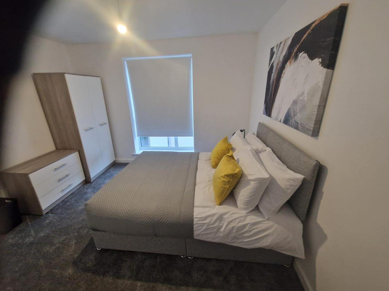 Serenity House With 5 Bedrooms Sheffield