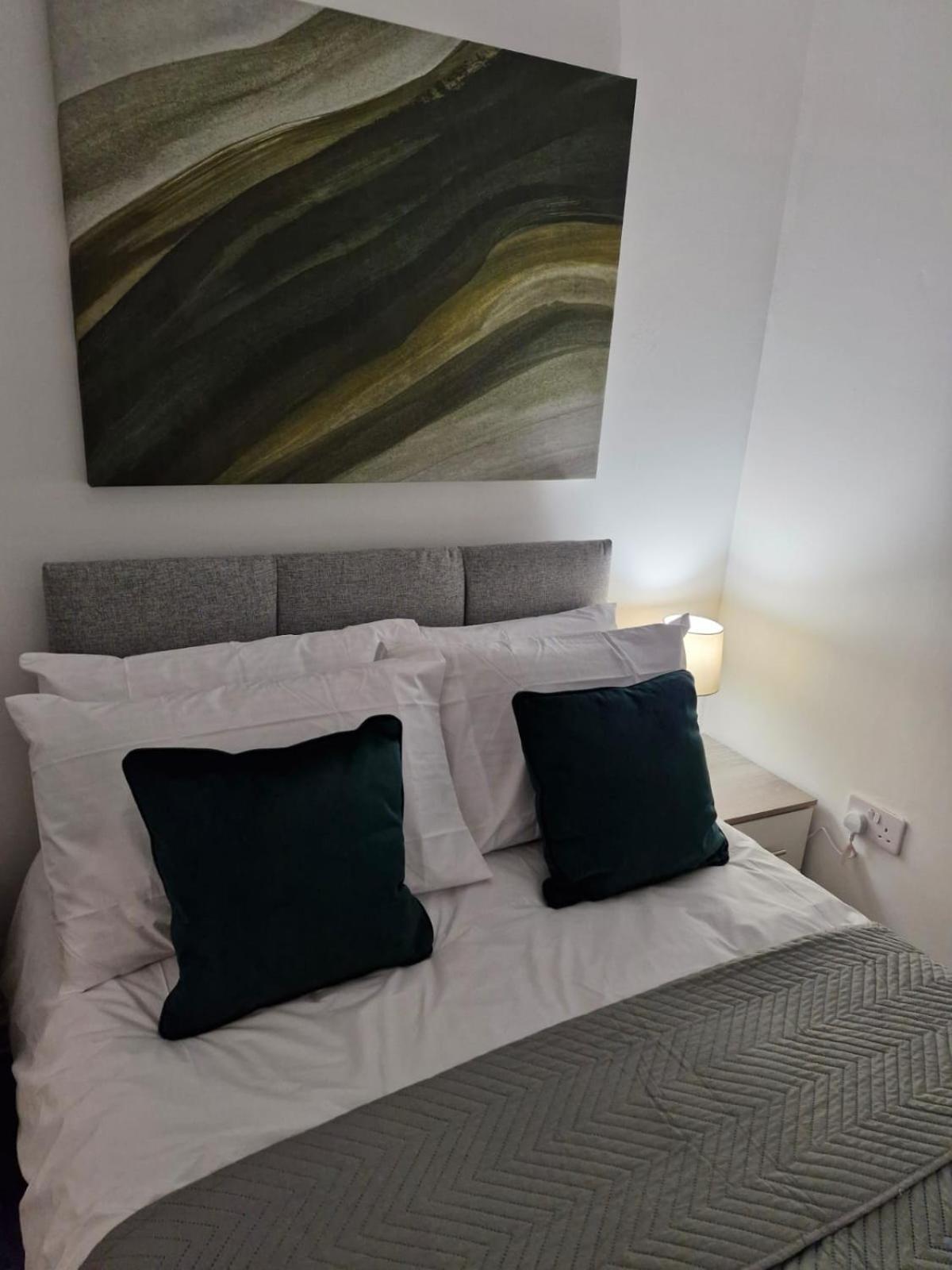 Spacious Luxurious Serviced 4 *