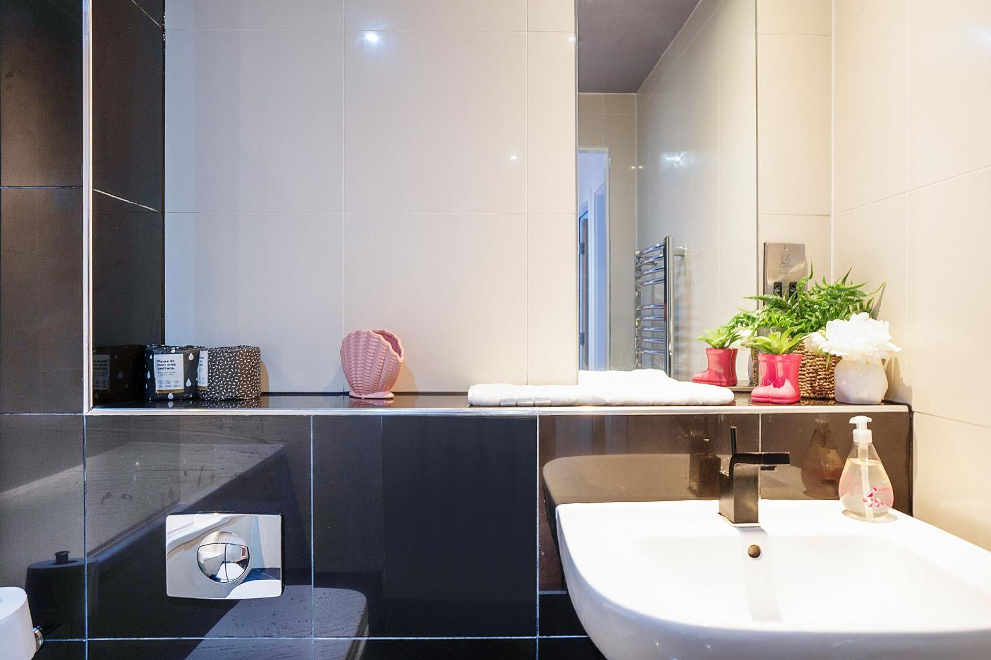 Angels - Blonk Street Luxury Apartment
