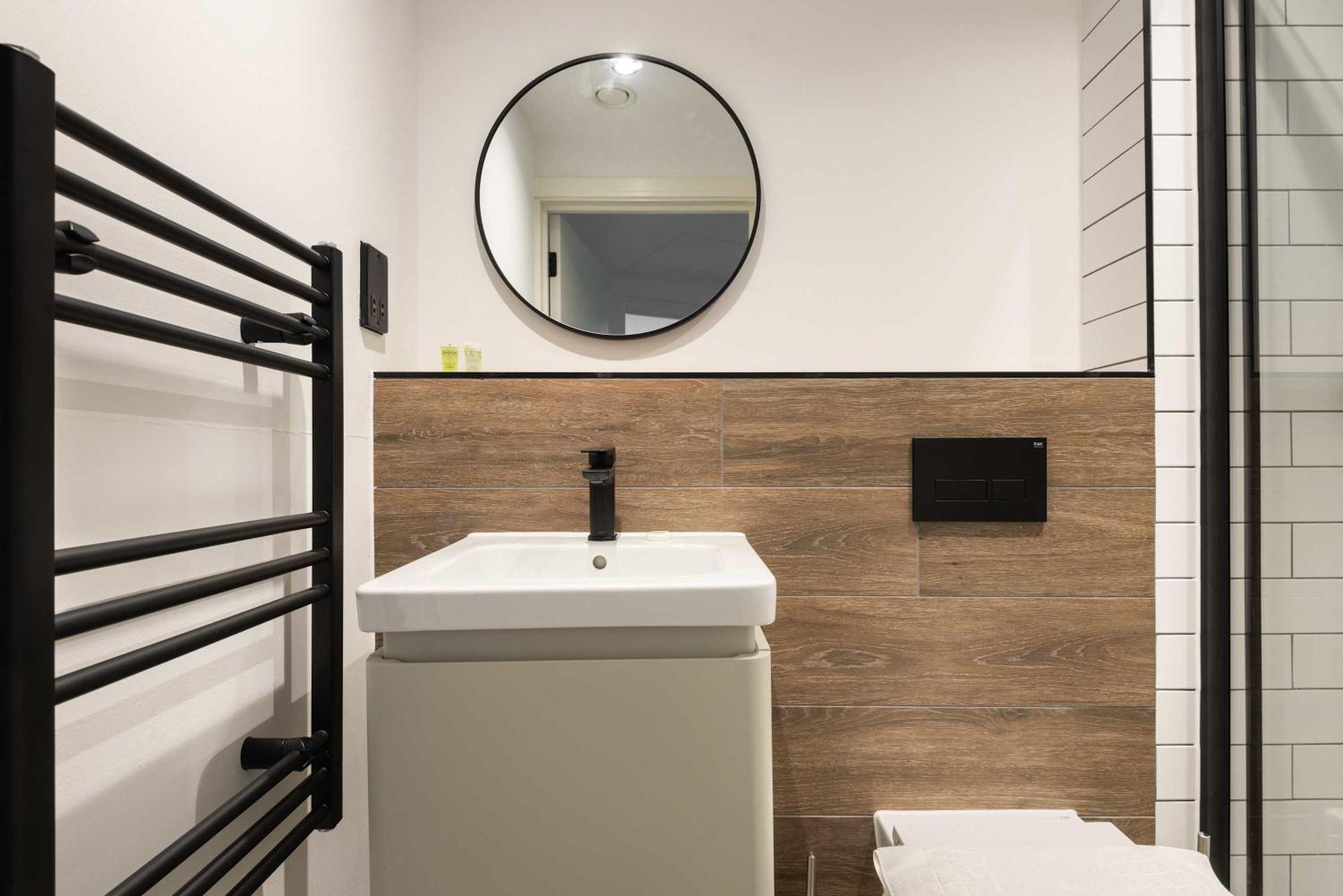 Spacious 1 Bedroom In *