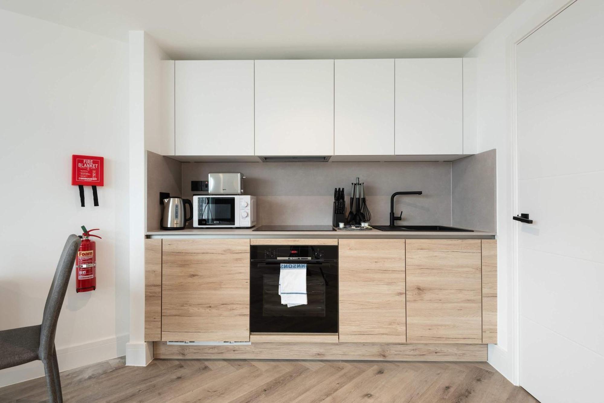 Spacious 1 Bedroom In Apartment *