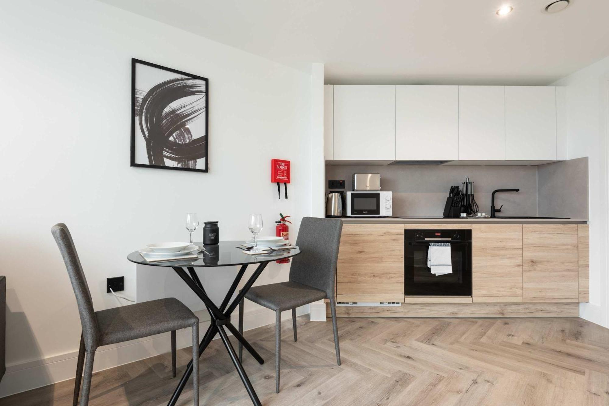 Spacious 1 Bedroom In Apartment *