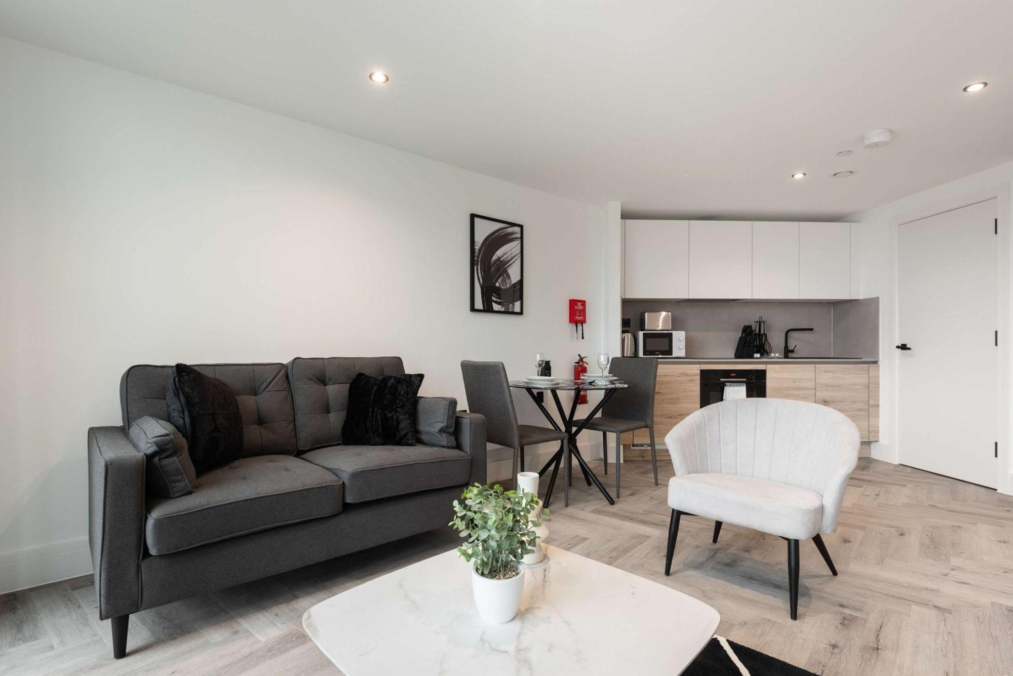 Spacious 1 Bedroom In Apartment