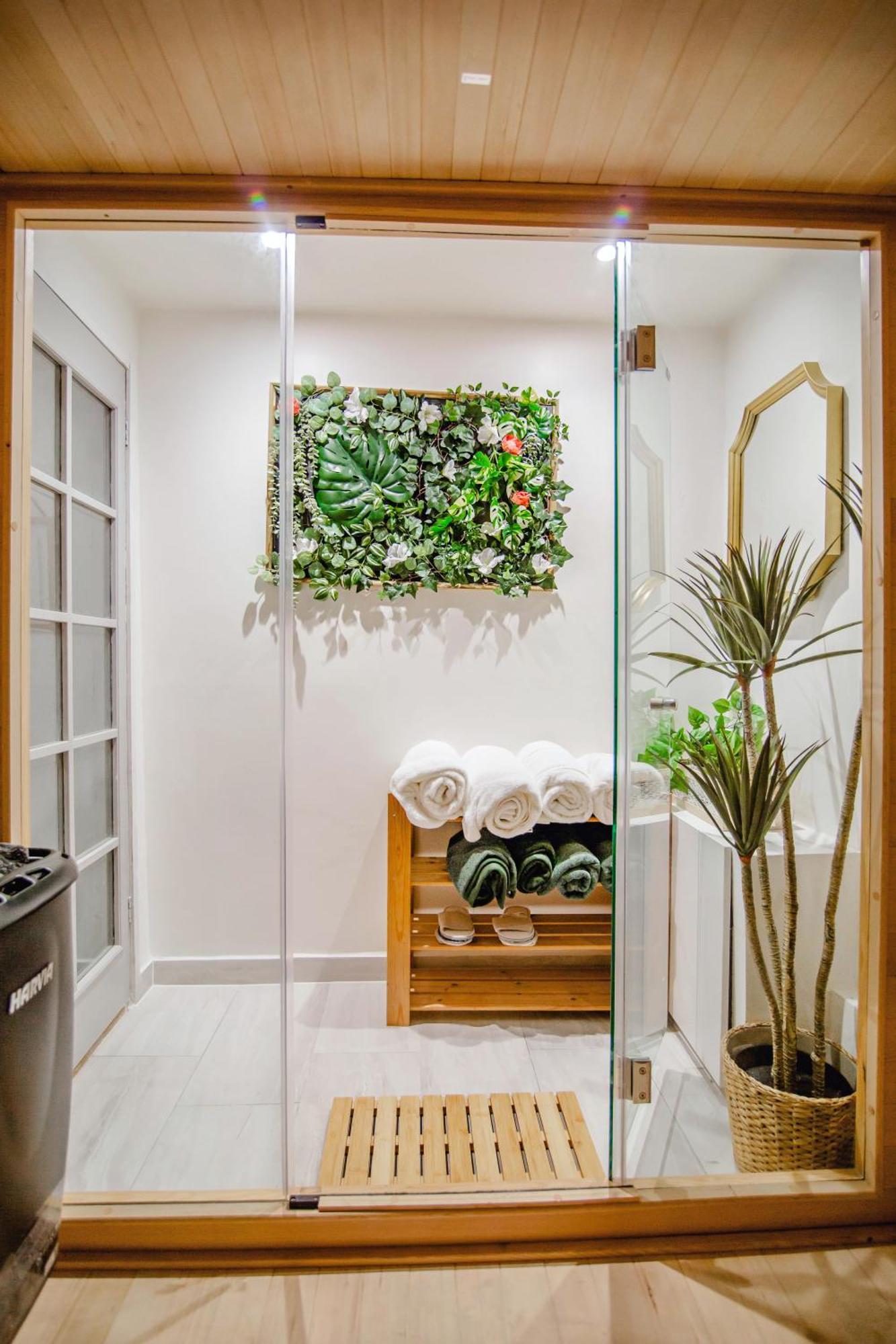 Modern Luxury With Hot Tub Sauna 11ppl
