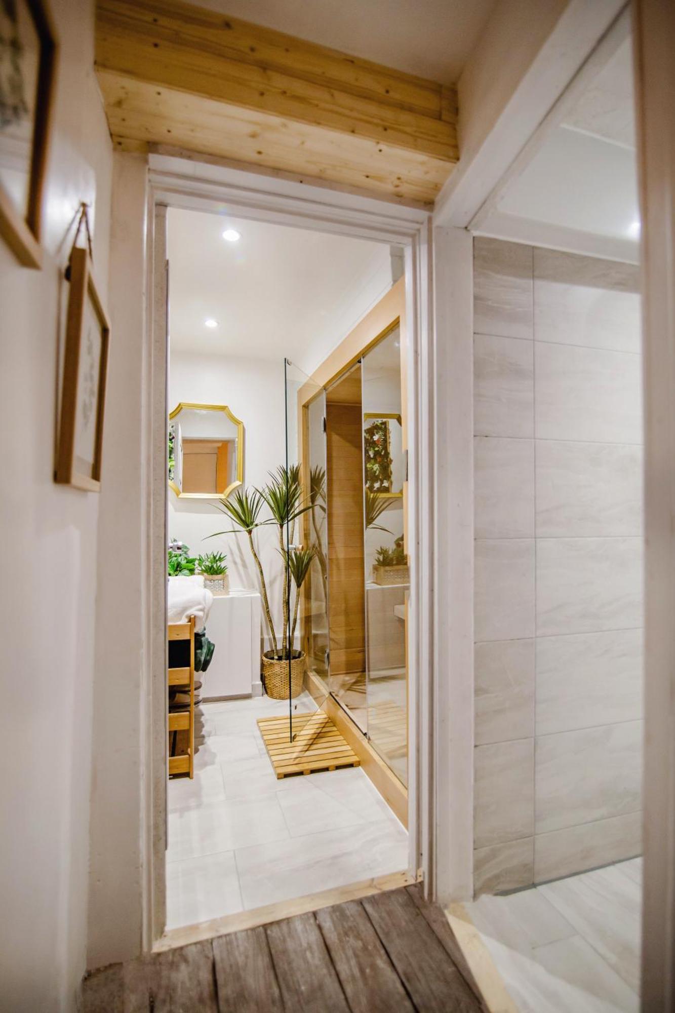 Modern Luxury With Hot Tub Sauna 11ppl Holiday home Sheffield