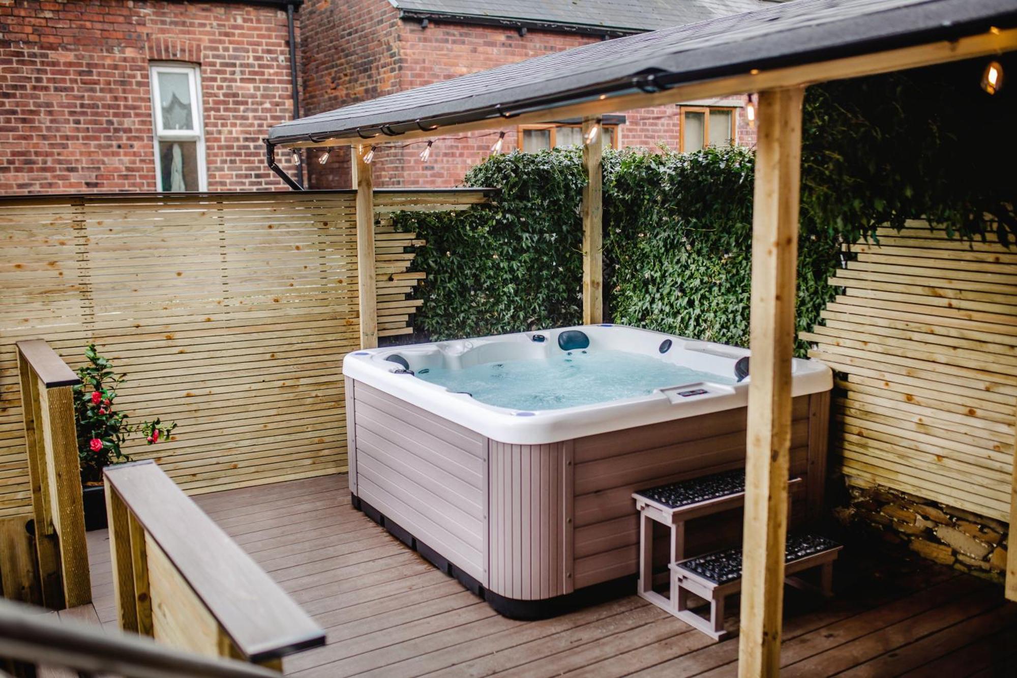 Modern Luxury With Hot Tub Sauna 11ppl Holiday home Sheffield