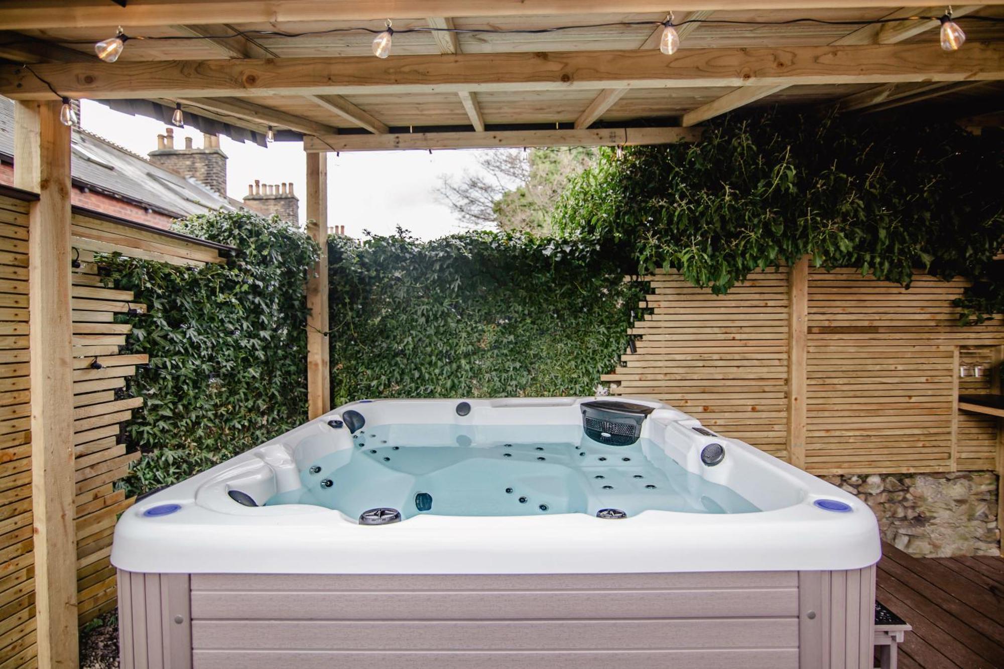 Modern Luxury With Hot Tub Sauna 11ppl * Sheffield