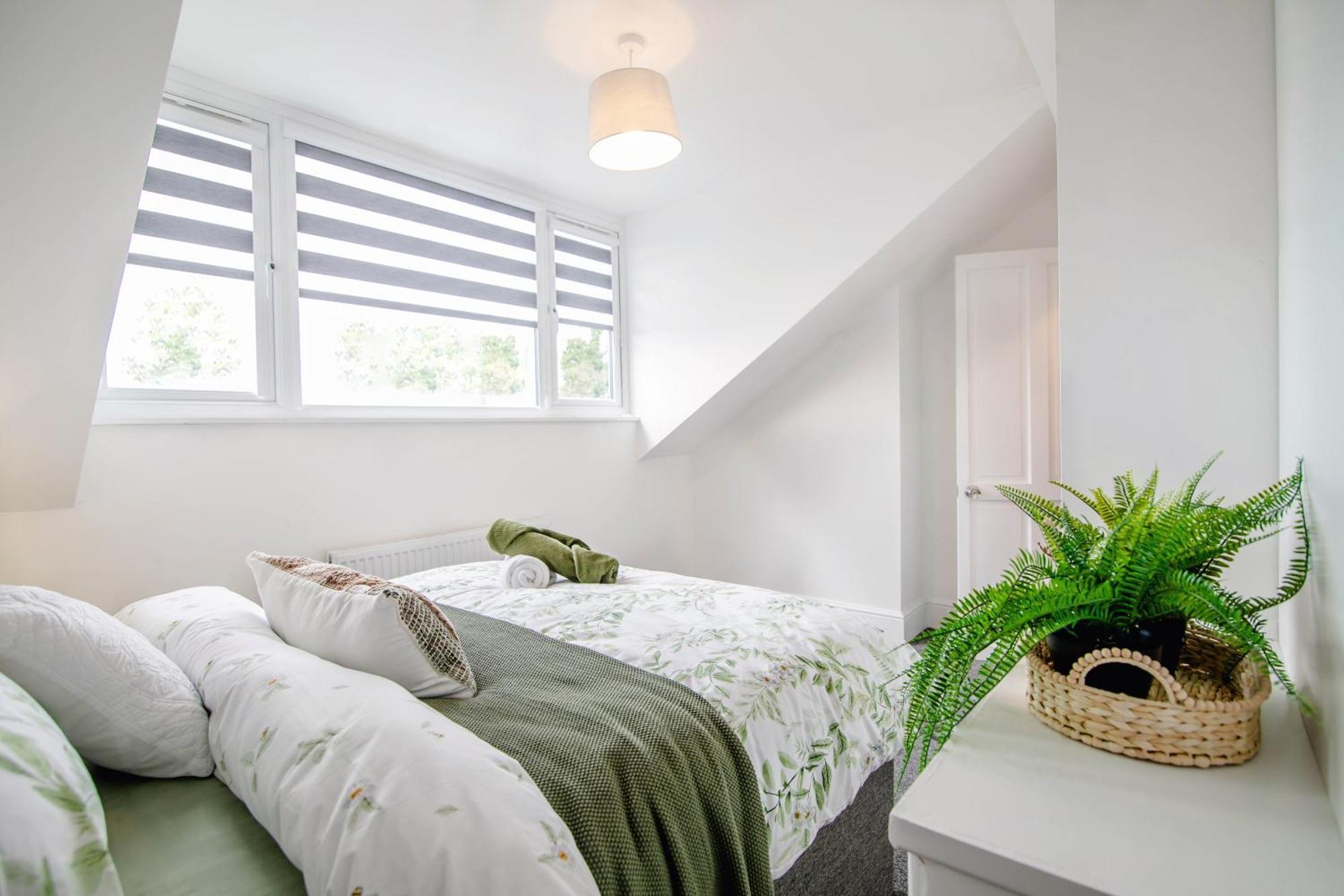 Modern Luxury With Hot Tub Sauna 11ppl Holiday home Sheffield