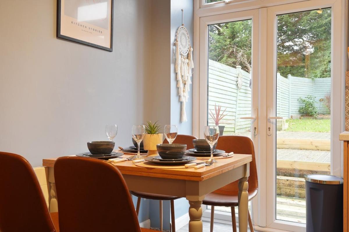 Apartment Large 3 Bed Home, Wisewood, Free Parking, Great For Groups - Hosted By Host Save *