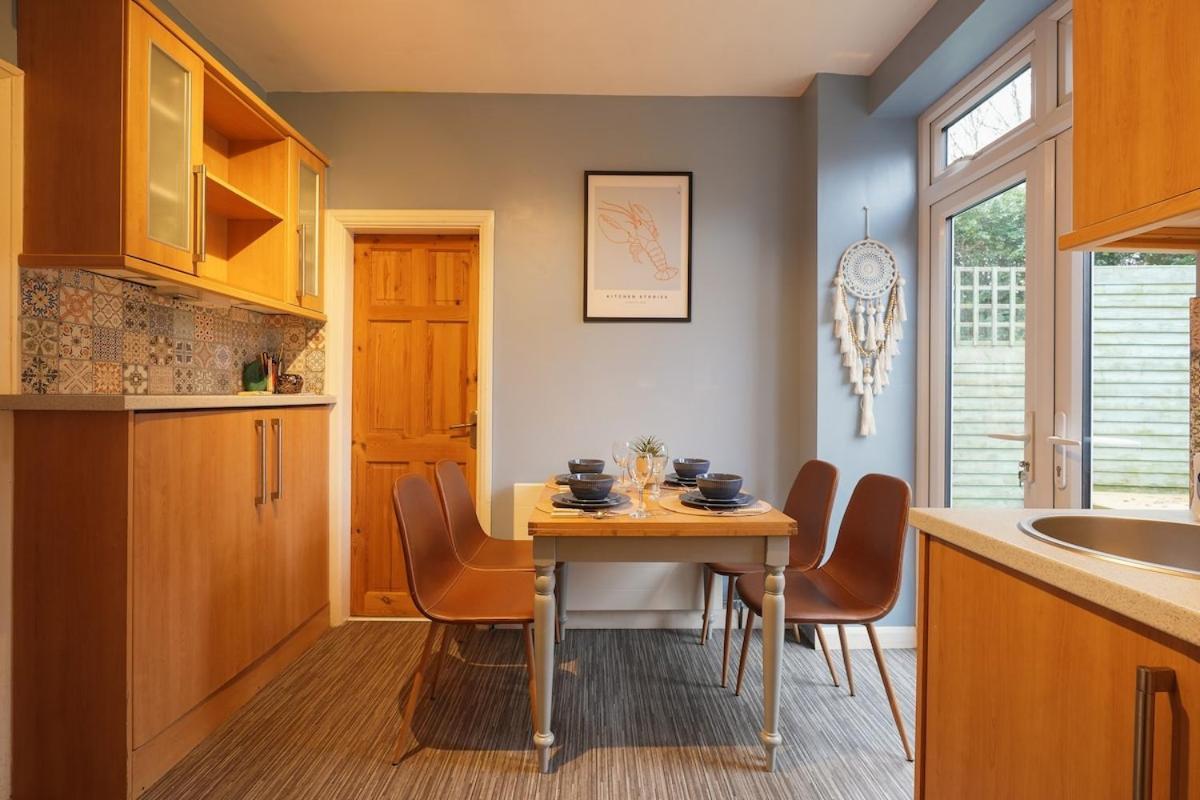 Large 3 Bed Home, Wisewood, Free Parking, Great For Groups - Hosted By Host Save Apartment