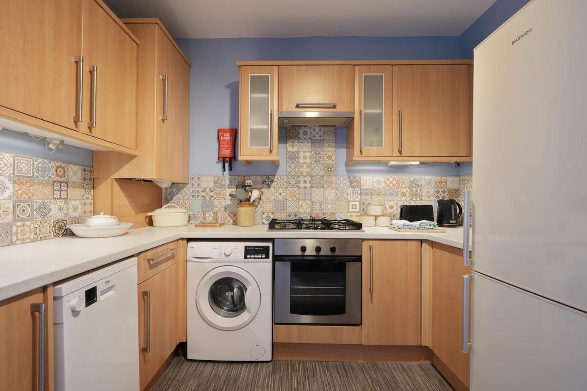 Apartment Large 3 Bed Home, Wisewood, Free Parking, Great For Groups - Hosted By Host Save Sheffield