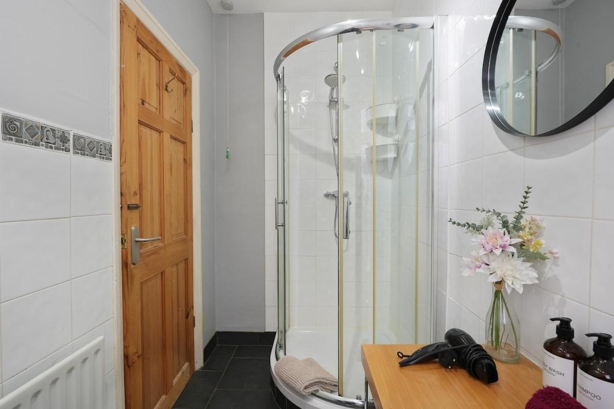 Large 3 Bed Home, Wisewood, Free Parking, Great For Groups - Hosted By Host Save Apartment