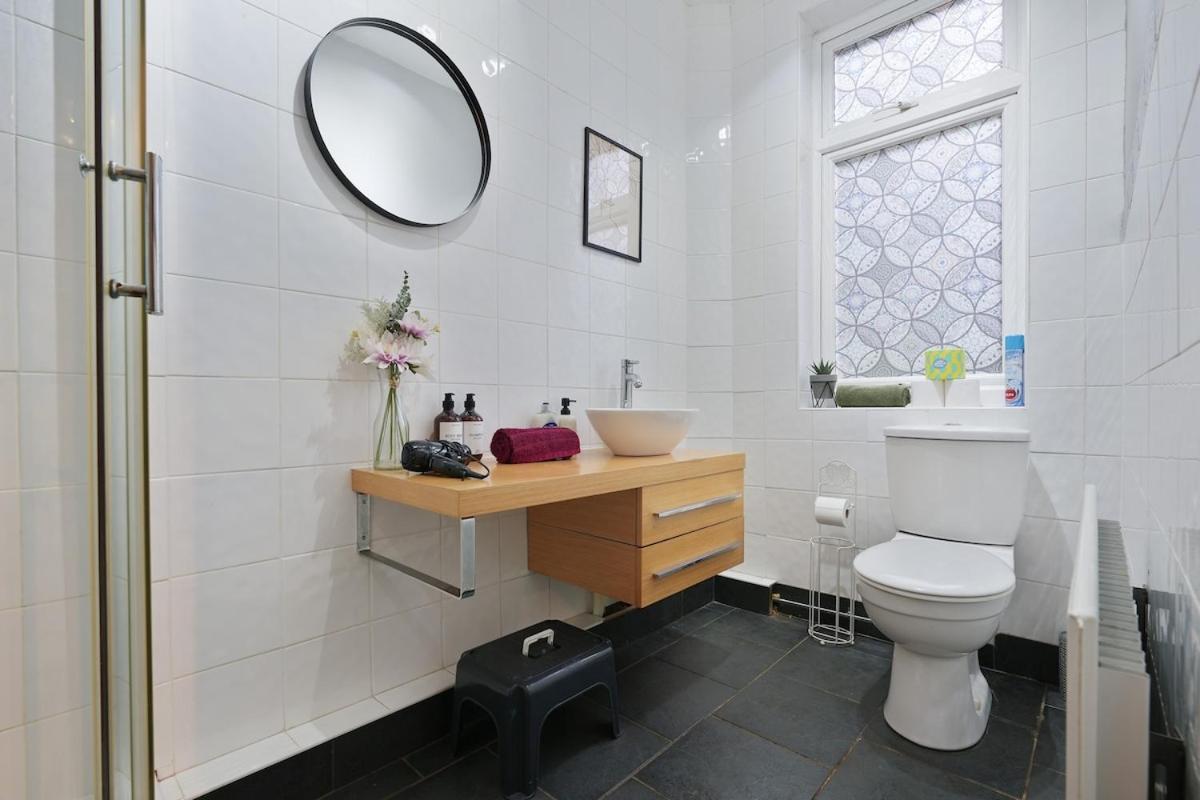 Large 3 Bed Home, Wisewood, Free Parking, Great For Groups - Hosted By Host Save Apartment *