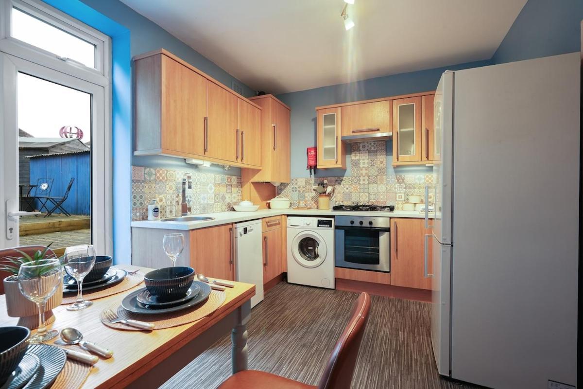 Apartment Large 3 Bed Home, Wisewood, Free Parking, Great For Groups - Hosted By Host Save *