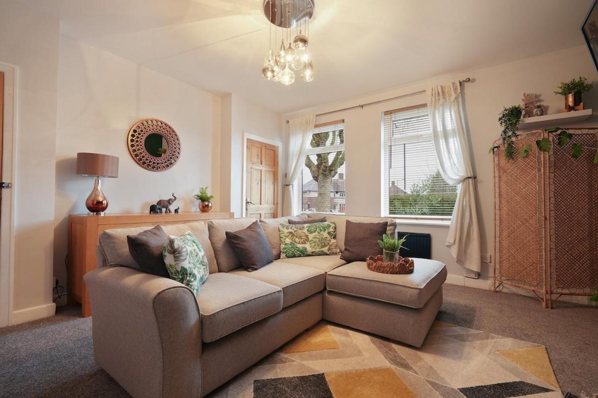 Large 3 Bed Home, Wisewood, Free Parking, Great For Groups - Hosted By Host Save *