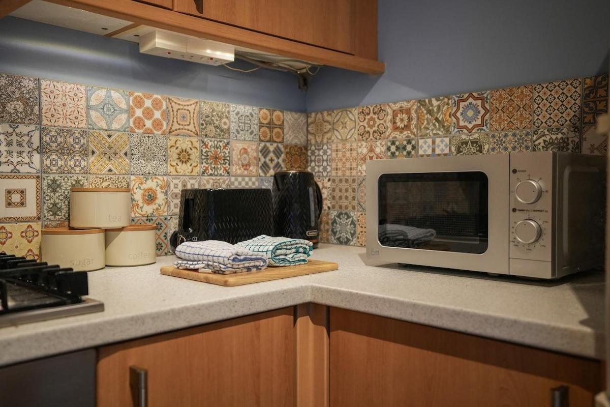 Large 3 Bed Home, Wisewood, Free Parking, Great For Groups - Hosted By Host Save Apartment