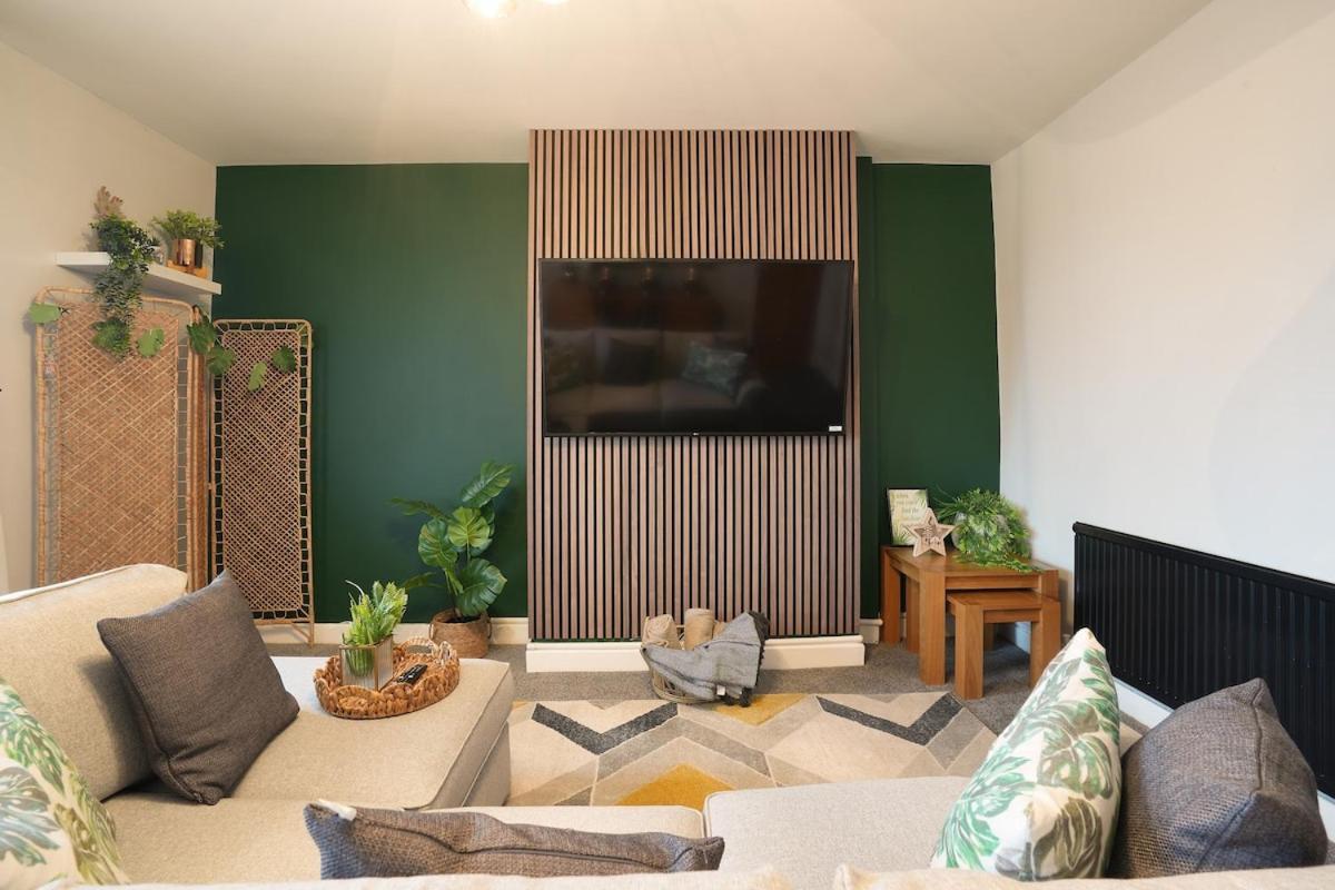 Large 3 Bed Home, Wisewood, Free Parking, Great For Groups - Hosted By Host Save Apartment