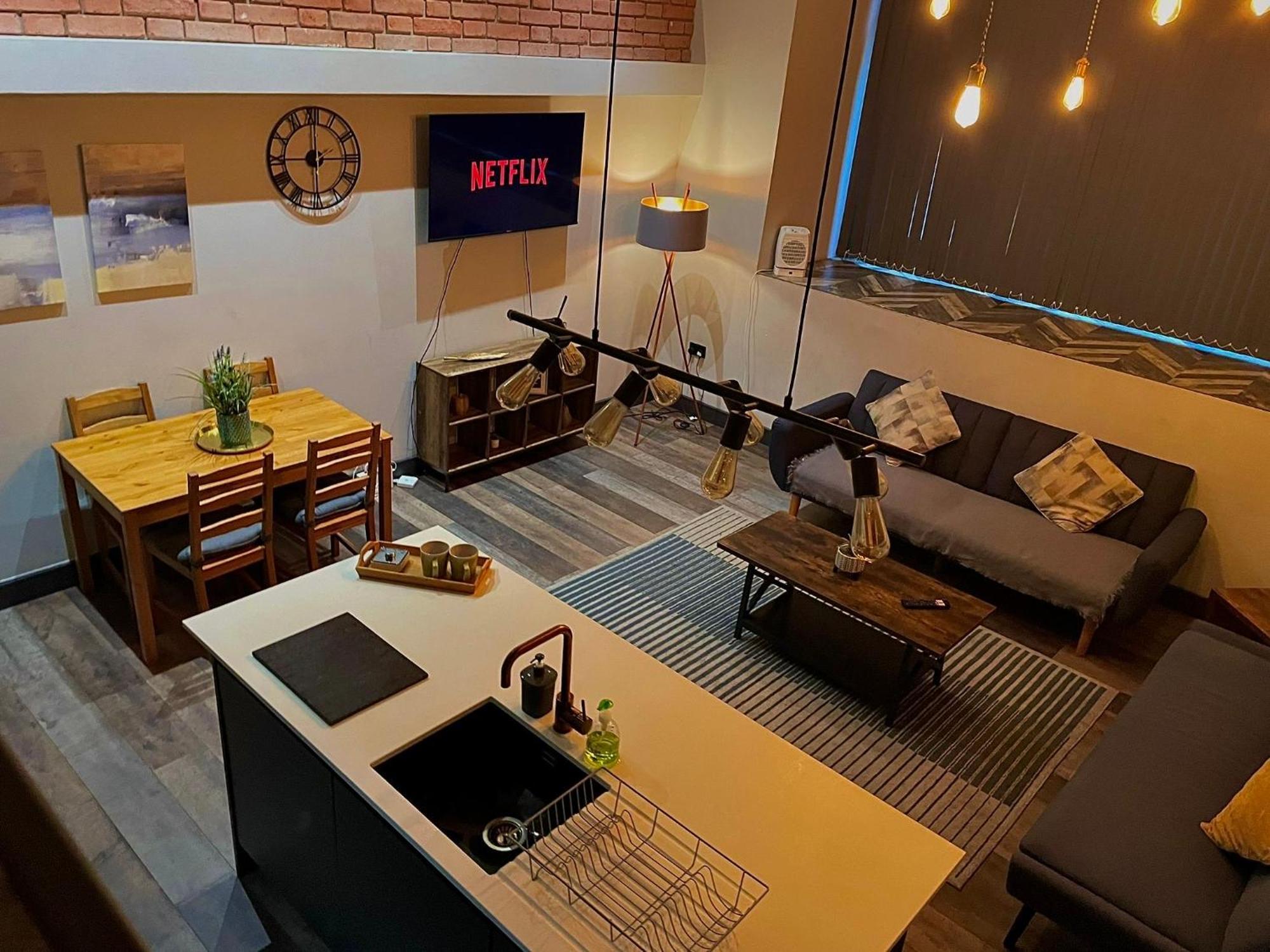 Artistic, Cozy, Stylish, Open Plan, Centre 1br Apartment Sheffield