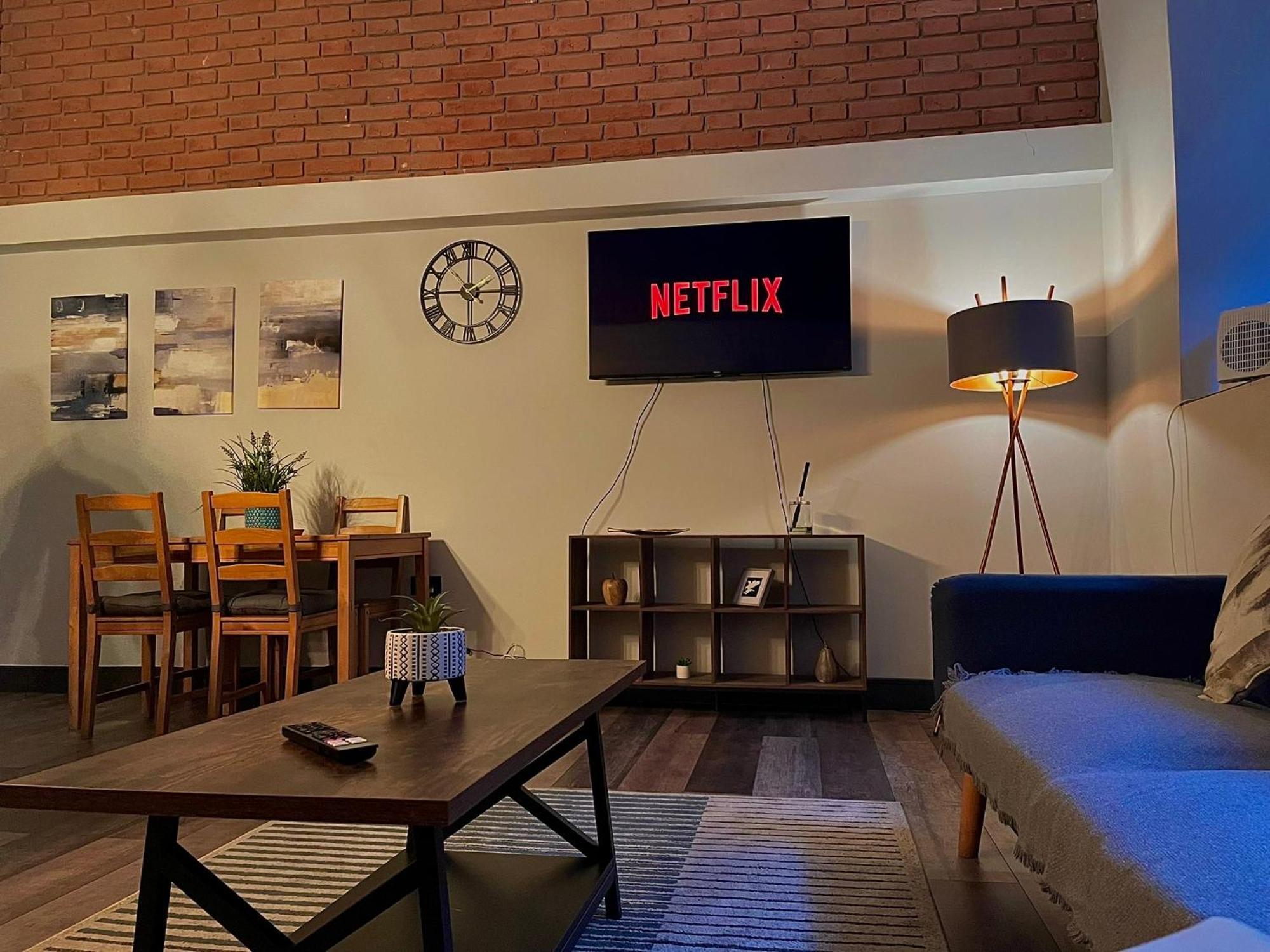 Artistic, Cozy, Stylish, Open Plan, Centre 1br Apartment *