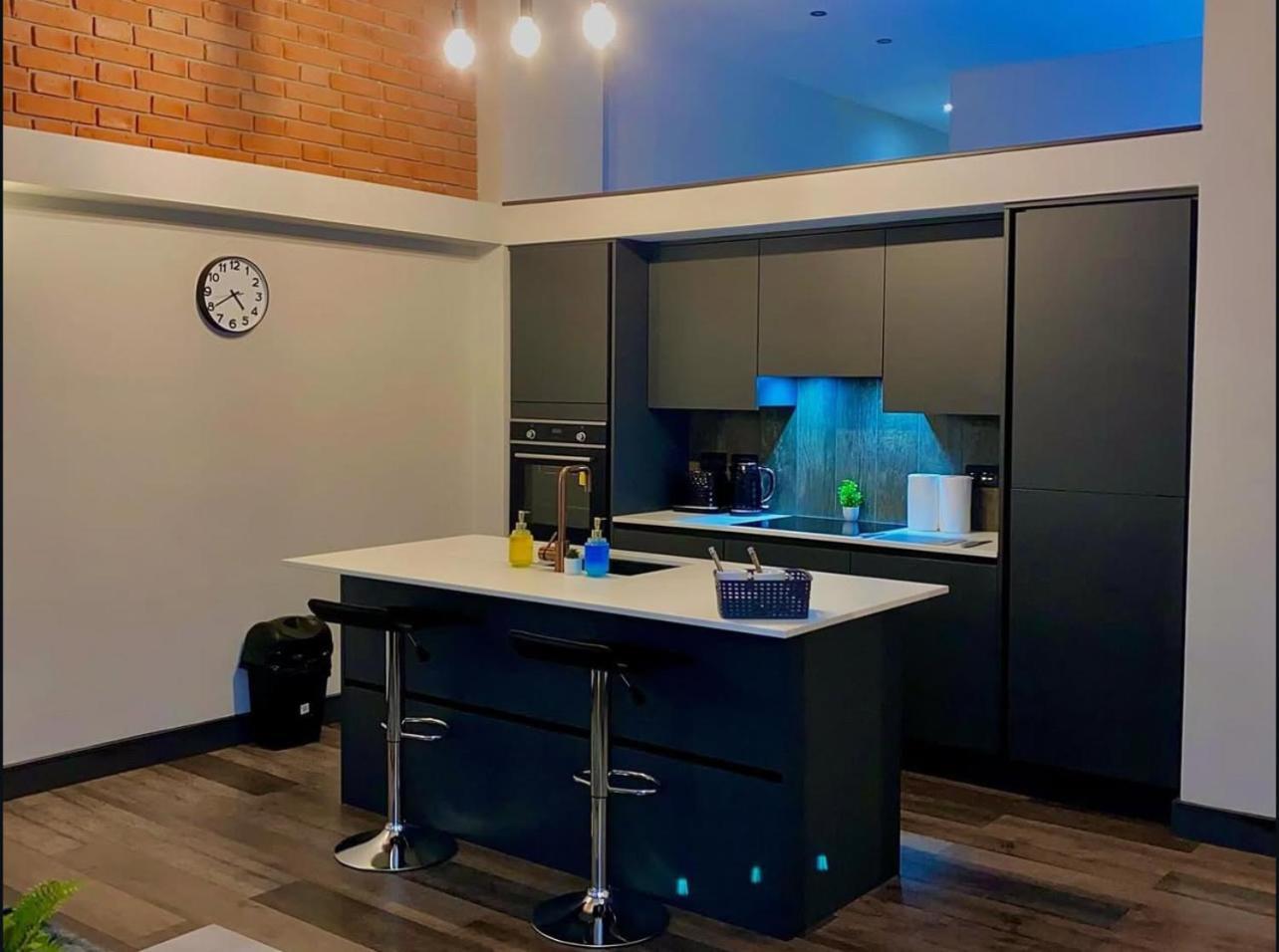 Chic Central, Relaxing, Restful, Retreat, Heated Floors, High Ceiling, Open Plan, Centre, 1br Apartment Sheffield