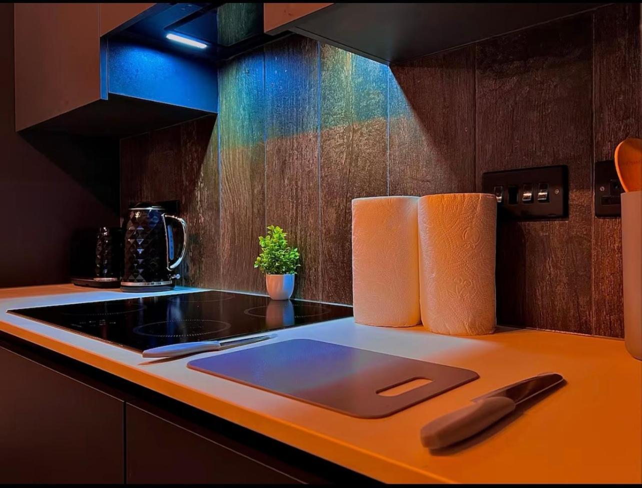 Apartment Chic Central, Relaxing, Restful, Retreat, Heated Floors, High Ceiling, Open Plan, Centre, 1br Sheffield