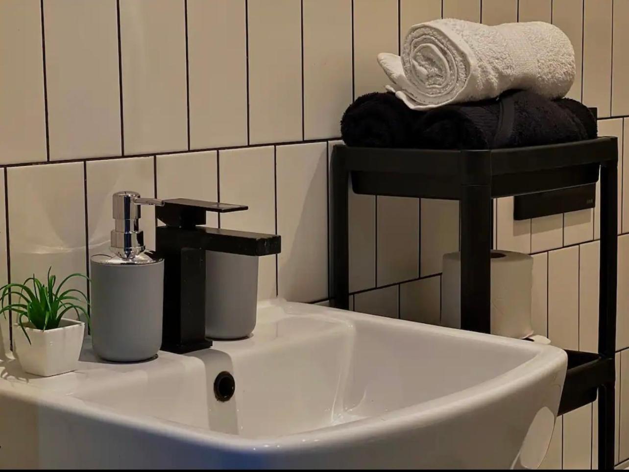 Chic Central, Relaxing, Restful, Retreat, Heated Floors, High Ceiling, Open Plan, Centre, 1br * Sheffield