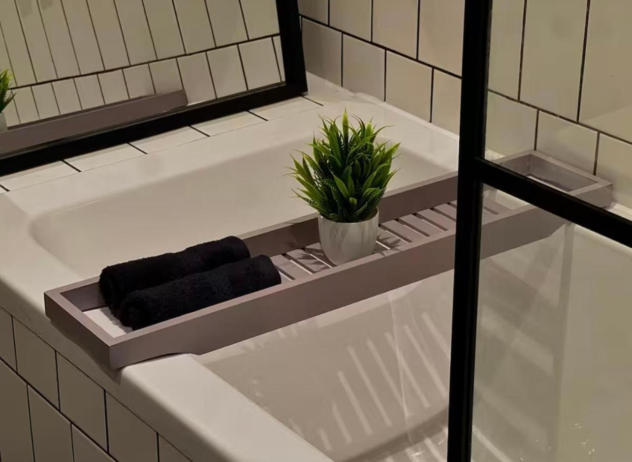 Apartment Chic Central, Relaxing, Restful, Retreat, Heated Floors, High Ceiling, Open Plan, Centre, 1br *