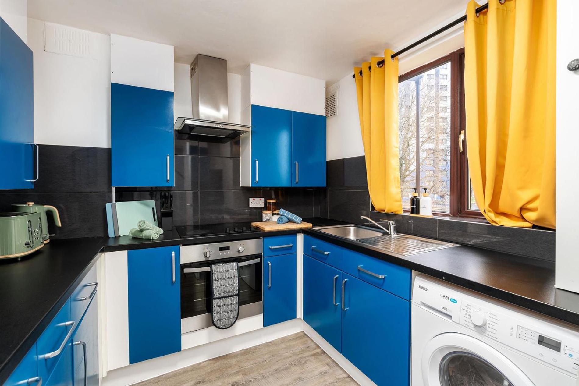 4 Bedroom Flat Near Centre Sleeps 7 *