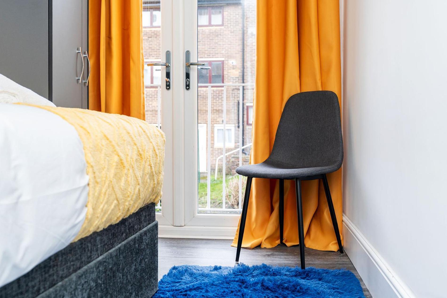 4 Bedroom Flat Near Centre Sleeps 7 *