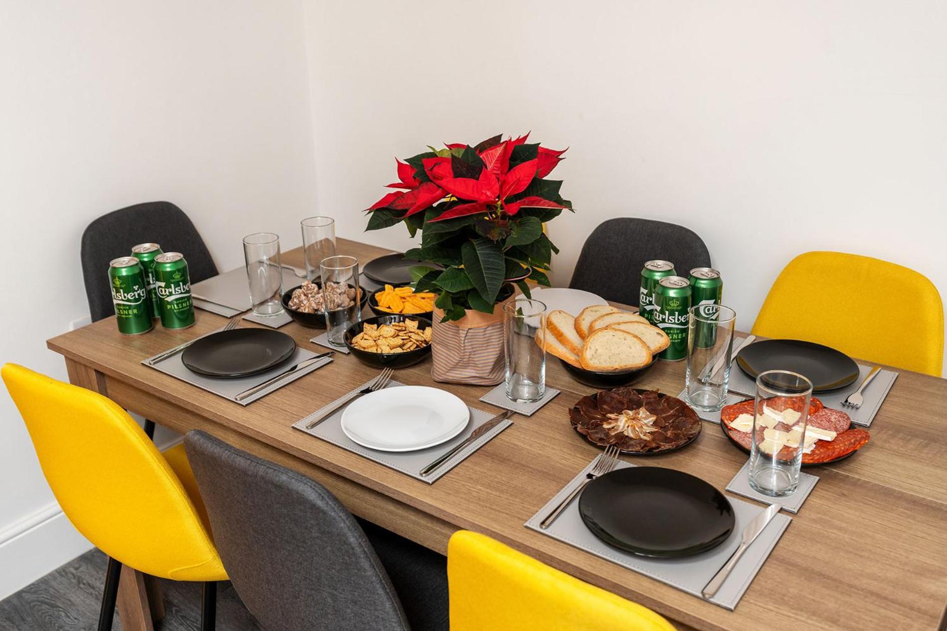 4 Bedroom Flat Near Centre Sleeps 7 * Sheffield