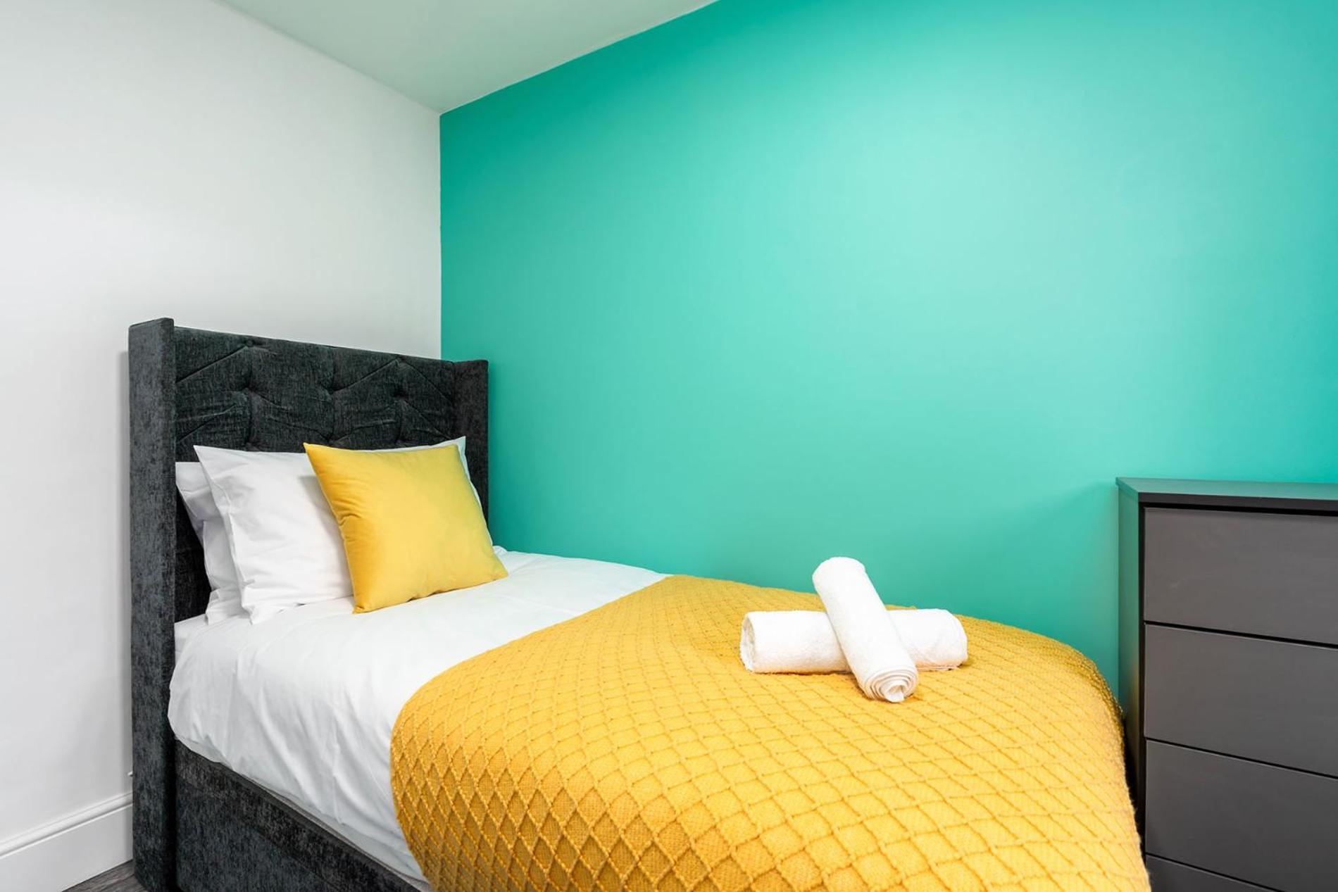 4 Bedroom Flat Near Centre Sleeps 7 *