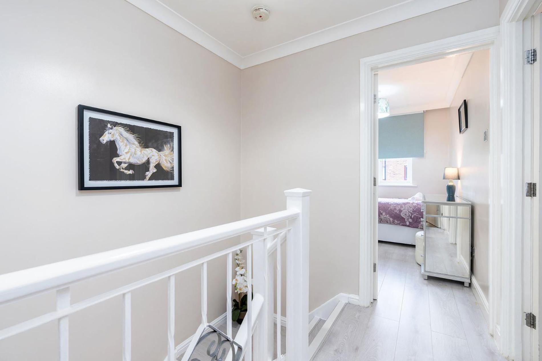 3-bed - Sleeps Up To 6 - Near Centre - Free Parking Apartment *