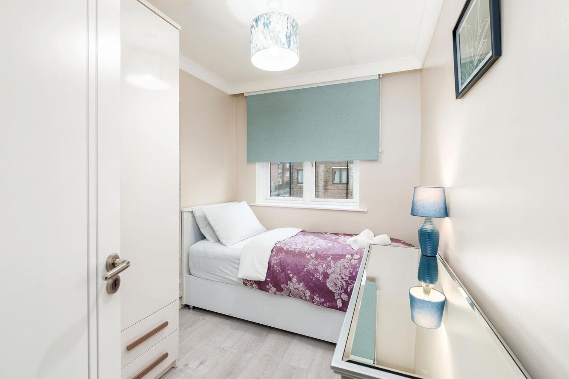 3-bed - Sleeps Up To 6 - Near Centre - Free Parking Apartment *