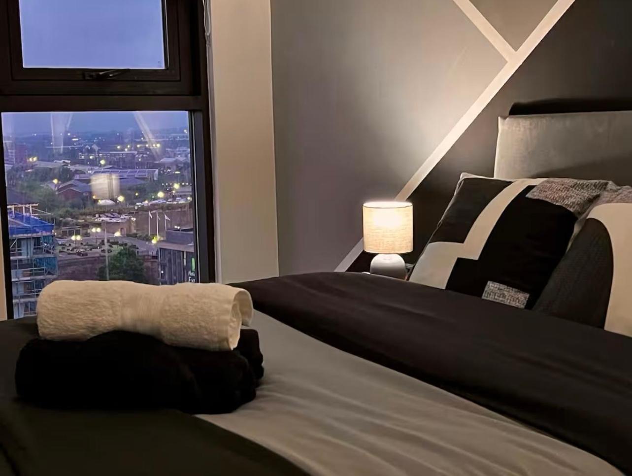 Penthouse Gem, Central, Scenic Views, Stylish, Modern, Centre 2br *