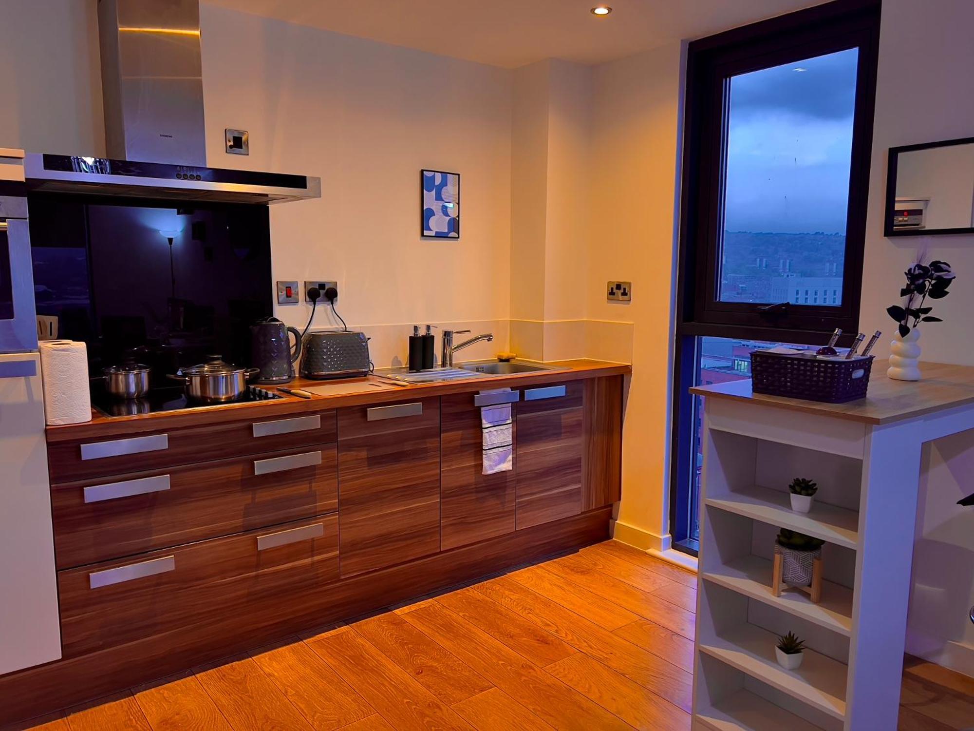 Penthouse Gem, Central, Scenic Views, Stylish, Modern, Centre 2br Apartamento *