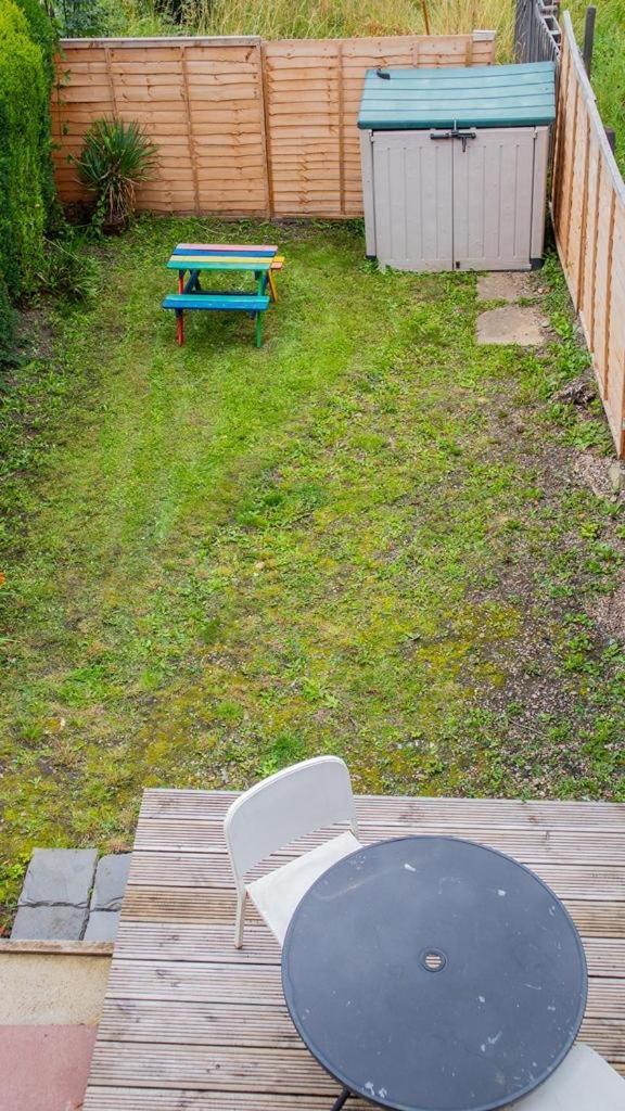 Hilltop Place , Parkway M1 J33 Holiday home