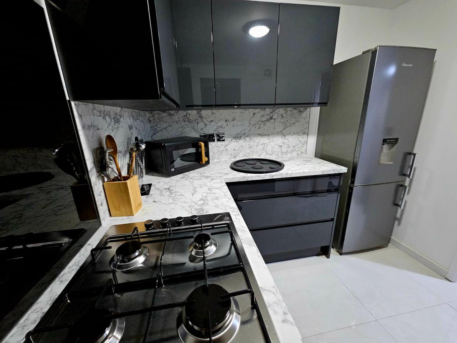 Stylish 3br House - Private Parking, Close To Cc, Long Term Available Holiday home *