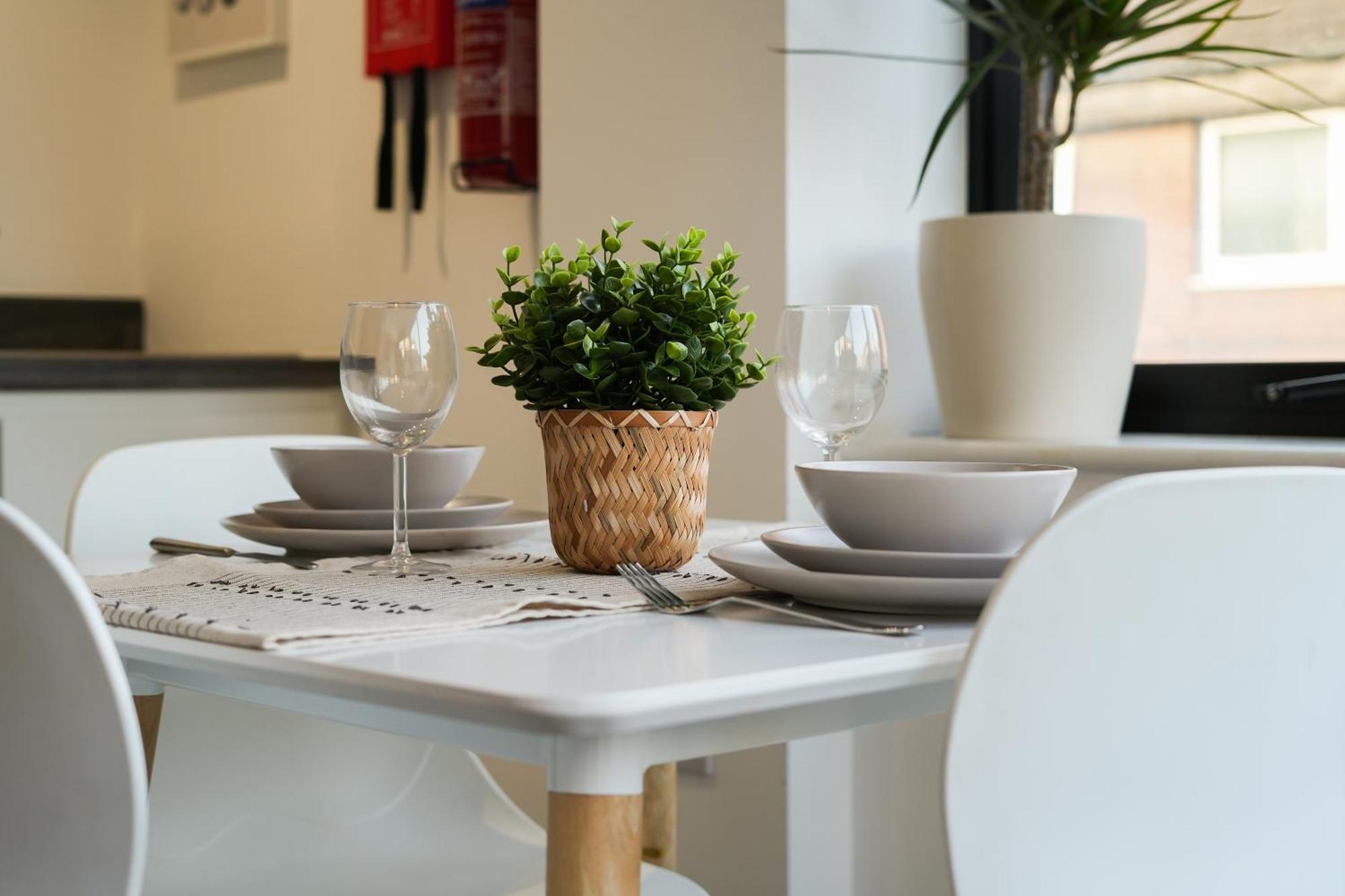 Cosy One Bedroom In By Eason Ideal For Working Professionals, Hospital Workers And Placements, With Free Parking!