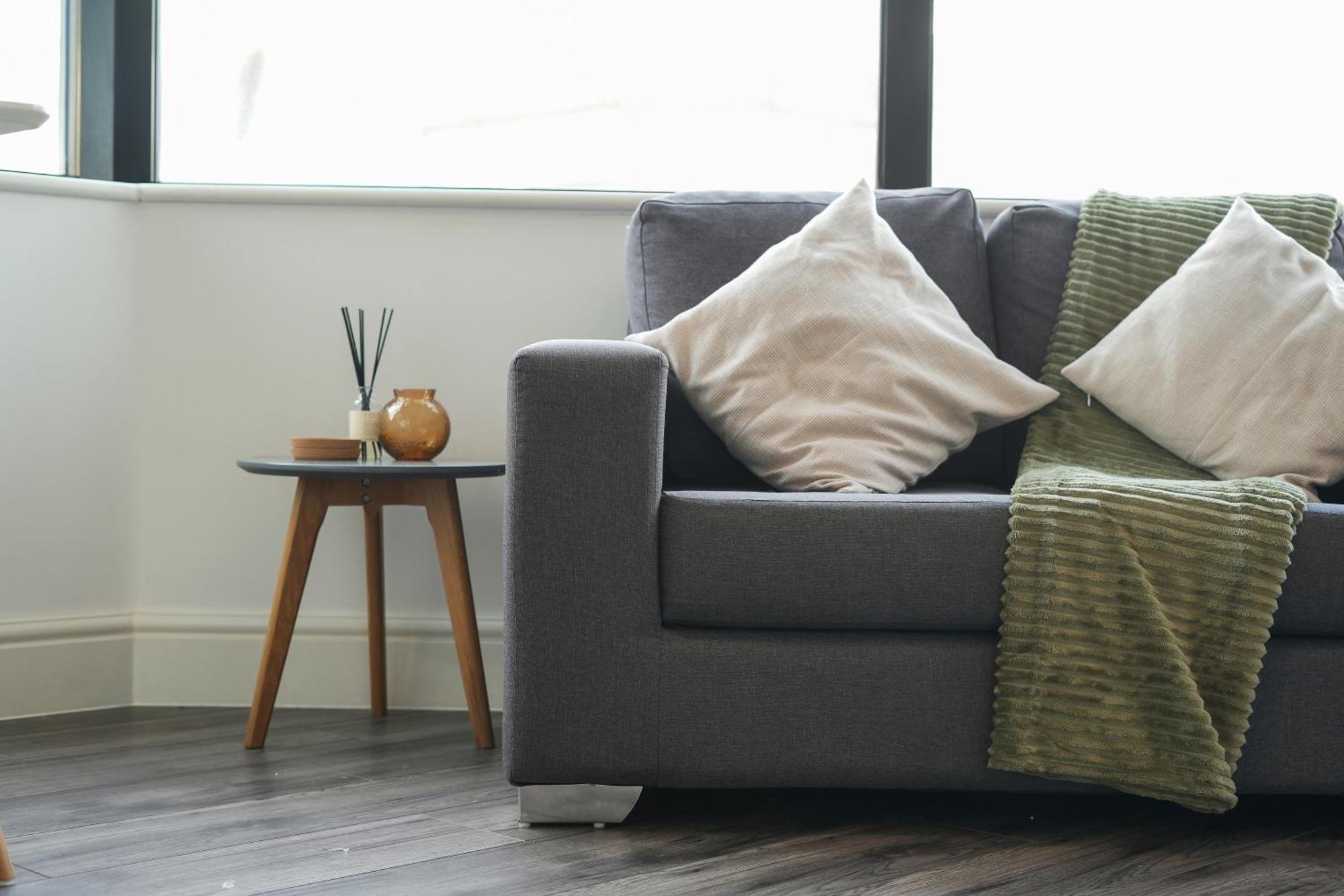 Cosy One Bedroom In By Eason Ideal For Working Professionals, Hospital Workers And Placements, With Free Parking! *