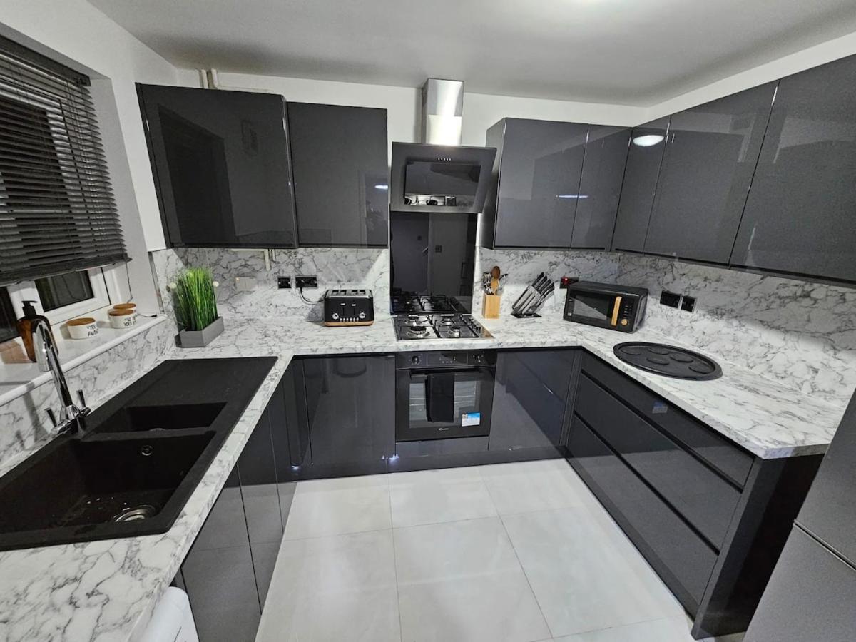 Stylish 3br House - Private Parking, Close To Cc, Long Term Available Holiday home Sheffield